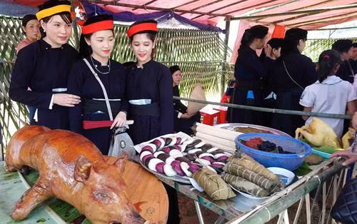 Phần thi ẩm thực tại Lễ hội với nhiều món ăn truyền thống đặc sắc của đồng bào dân tộc Tày Cao Bằng. Ảnh: Quốc Đạt - TTXVN