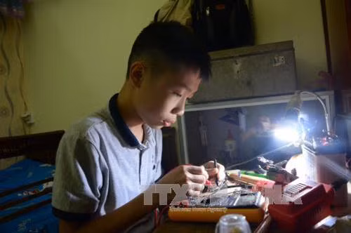 Ma Văn Hùng thực hiện nghiên cứu, chế tạo quạt đa năng. Ảnh: Văn Dũng - TTXVN