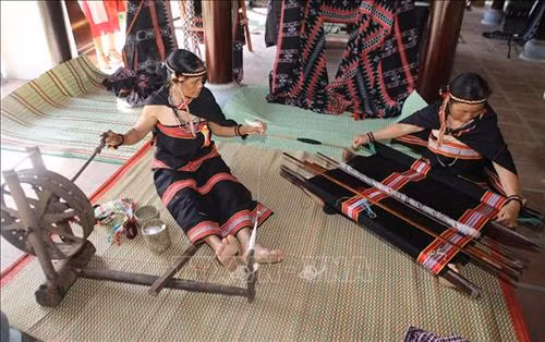 Trình diễn quay sợi, dệt thổ cẩm của dân tộc Giẻ Triêng tỉnh Kon Tum. Ảnh: Hồ Cầu - TTXVN