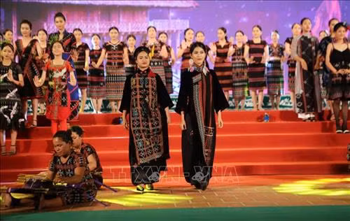 Trình diễn bộ sưu tập thổ cẩm Dèng của các dân tộc huyện A Lưới (Thừa Thiên-Huế) của nhà thiết kế Minh Hạnh trong đêm khai mạc ngày hội. Ảnh: Hồ Cầu - TTXVN