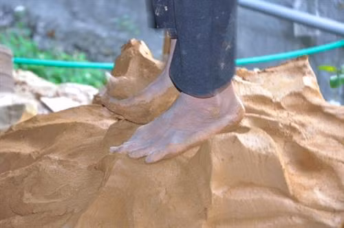Đất để làm ngói được dẫm sao cho đều và dẻo quánh. Đất để làm ngói được dẫm sao cho đều và dẻo quánh.