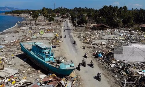 Cảnh tan hoang vì sóng thần tại Palu, đảo Sulawesi. Ảnh: AFP