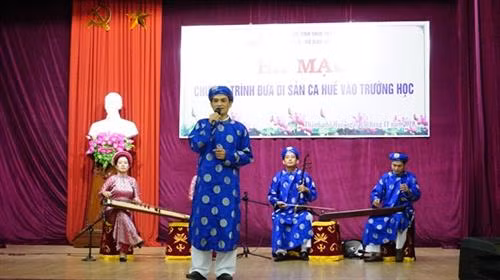 Thầy giáo Nguyễn Văn Siêu Nguyên, công tác tại Trường THCS Tố Hữu biểu diễn các bài bản ca Huế sau khóa tập huấn. Ảnh: baovanhoa.vn
