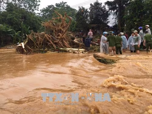 Đường vào các thôn ở xã Trung Tâm, huyện Lục Yên, tỉnh Yên Bái bị cô lập. Ảnh: Việt Dũng - TTXVN Đường vào các thôn ở xã Trung Tâm, huyện Lục Yên, tỉnh Yên Bái bị cô lập. Ảnh: Việt Dũng - TTXVN