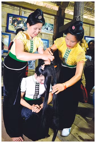 Cô dâu, chú rể cùng uống chén rượu mừng hạnh phúc Ảnh: Thanh Hà.