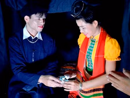 Cô dâu, chú rể cùng uống chén rượu mừng hạnh phúc. Ảnh: Thanh Hà