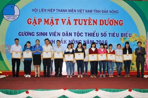 Lãnh đạo Tỉnh đoàn Đắk Nông trao bằng khen cho các bạn sinh viên dân giỏi người dân tộc thiểu số năm 2016. Ảnh: doanthanhnien.vn