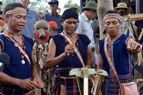 Lễ cúng đầu làng, một trong những nghi lễ mừng nhà mới dân tộc Bahnar