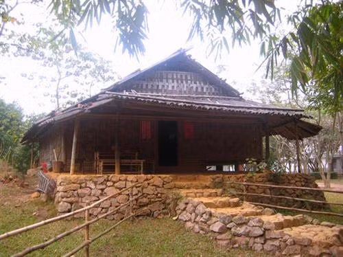Nhà truyền thống của người Dao là nhà nửa sàn, nửa đất Nhà truyền thống của người Dao là nhà nửa sàn, nửa đất