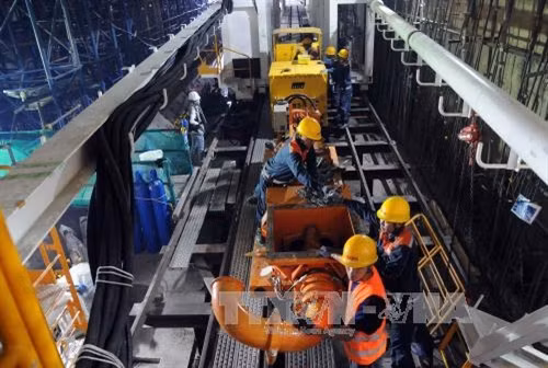 Hệ thống thiết bị khoan ngầm TBM có tổng chiều dài 70m và cân nặng 300 tấn, trong đó đầu máy khoan chính có chiều dài 12,5m, phần còn lại là buồng máy, buồng điều khiển, buồng cung cấp vữa xi măng...Ảnh: An Hiếu - TTXVN Hệ thống thiết bị khoan ngầm TBM có tổng chiều dài 70m và cân nặng 300 tấn, trong đó đầu máy khoan chính có chiều dài 12,5m, phần còn lại là buồng máy, buồng điều khiển, buồng cung cấp vữa xi măng...Ảnh: An Hiếu - TTXVN