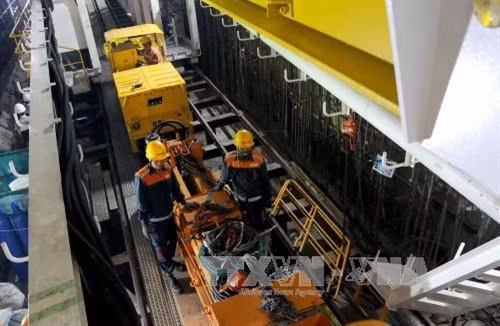 Thiết bị đào ngầm TBM được lắp đặt để khoan đào dưới độ sâu 17 m dưới lòng đất. Ảnh: An Hiếu - TTXVN Thiết bị đào ngầm TBM được lắp đặt để khoan đào dưới độ sâu 17 m dưới lòng đất. Ảnh: An Hiếu - TTXVN