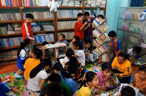 Học sinh Trường liên cấp xã Nhân Nghĩa huyện Lạc Sơn vui mừng nhận thư viện mới. Ảnh: baovanhoa.vn Học sinh Trường liên cấp xã Nhân Nghĩa huyện Lạc Sơn vui mừng nhận thư viện mới. Ảnh: baovanhoa.vn