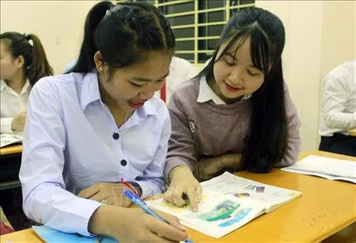 Sinh viên Việt Nam giúp lưu học sinh Lào học tiếng Việt. Ảnh: Diệp Anh – TTXVN