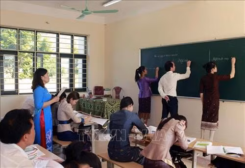 Lớp dạy tiếng Việt cho lưu học sinh Lào. Ảnh: Diệp Anh - TTXVN