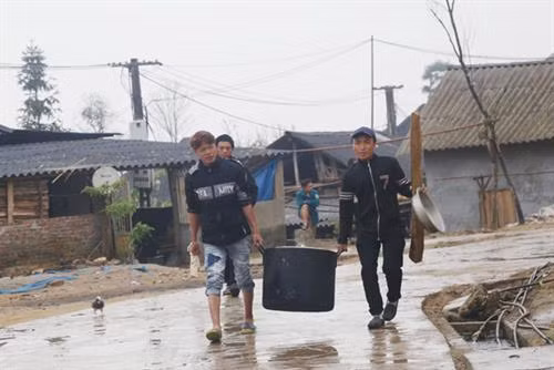 Từ ngày mùng 8 tháng Giêng, người Hà Nhì đen ở thôn Lao Chải 1 đã mổ gà, mổ chó làm lễ căng dây cấm bản trong 5 ngày để thực hiện lễ Gà Ma Do. Rạng sáng mùng 9 tháng Giêng, các gia đình làm cơm cúng tổ tiên ở bàn thờ gia tiên. Một người cao tuổi trong thôn được lựa chọn mang lửa đến đầu nguồn nước của bản để nổi lửa đun nước. Mỗi gia đình cử một nam thanh niên mang một thanh củi đến góp và tham gia lễ cúng đầu nguồn nước. Mọi người cùng thu gom rác, dọn vệ sinh, làm sạch khu vực có nguồn nước của bản. Thầy cúng mổ một đôi gà trống mái làm lễ hiến tế Thần Nước. Các lễ vật gồm thịt gà, thịt lợn, chè gừng, rau, rượu… được đặt lên bàn thờ đá. Hai thầy cúng làm lễ cúng thể hiện sự thành kính, tri ân Thần Nước, cầu mong vị thần ban cho thôn những điều tốt đẹp. Sau lễ cúng Thần Nước, thầy cúng là người đầu tiên được phép lấy nước để mang đi làm lễ cúng Thần Rừng tại rừng cấm của thôn. Đại diện các gia đình khấn vái trước bàn thờ đá với tâm nguyện bảo vệ nguồn nước của thôn.