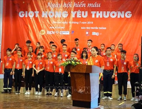 Bác sỹ Nguyễn Khánh Huyền phát biểu tại Ngày hội hiến máu "Giọt hồng yêu thương". Ảnh: Diệp Anh – TTXVN