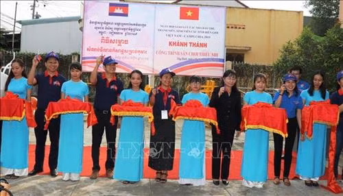Đoàn đại biểu thanh niên, sinh viên Việt Nam và Campuchia cắt băng khánh thành công trình sân chơi thiếu nhi tại Trung tâm Văn hóa Thể thao và học tập cộng đồng xã Bình Minh, thành phố Tây Ninh. Ảnh: Lê Đức Hoảnh-TTXVN