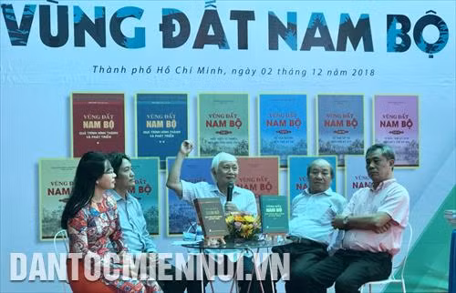 Các diễn giả tại chương trình giao lưu, giới thiệu sách Vùng đất Nam Bộ