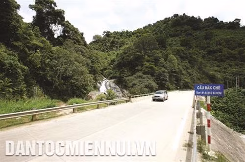 Những năm vừa qua, huyện vùng cao biên giới Đăk Glei đã đầu tư hàng trăm tỷ đồng xây mới, sửa chữa nhiều tuyến đường giao thông nông thôn, công trình thủy lợi. Ảnh: An Thành Đạt - TTXVN Những năm vừa qua, huyện vùng cao biên giới Đăk Glei đã đầu tư hàng trăm tỷ đồng xây mới, sửa chữa nhiều tuyến đường giao thông nông thôn, công trình thủy lợi. Ảnh: An Thành Đạt - TTXVN