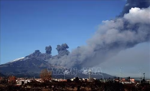 Núi lửa Etna phun cột tro bụi lớn lên không trung ngày 24/12/2018. Ảnh: AFP/TTXVN