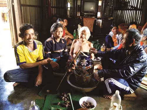 Lễ kết nghĩa mẹ con tại gia đình bà Yươl ở làng Klot, xã Kon Gang, huyện Đăk Đoa