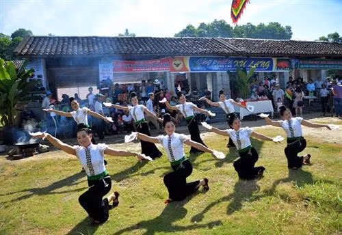 Vóc dáng cân đối tôn thêm sự duyên sáng của phụ nữ Thái.