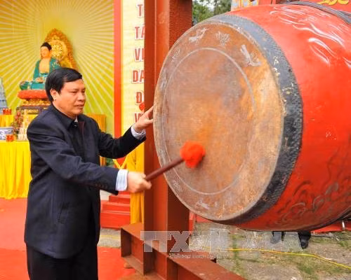 Chủ tịch Uỷ ban Nhân dân tỉnh Quảng Ninh Nguyễn Đức Long đánh trống khai hội. Ảnh: Minh Đức - TTXVN