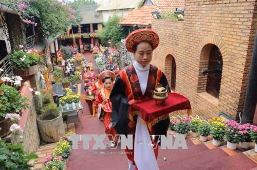 Nghi thức rước, dâng hương Đức tổ nghề Lê Công Hành - người đã có công khai sáng và phát triển nghệ thuật thêu tay ở Việt Nam. Ảnh Đặng Tuấn - TTXVN Nghi thức rước, dâng hương Đức tổ nghề Lê Công Hành - người đã có công khai sáng và phát triển nghệ thuật thêu tay ở Việt Nam. Ảnh Đặng Tuấn - TTXVN