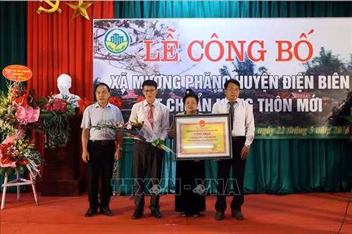 Lãnh đạo xã Mường Phăng đón Chứng nhận đạt chuẩn Nông thôn mới. Ảnh: Phan Tuấn Anh - TTXVN