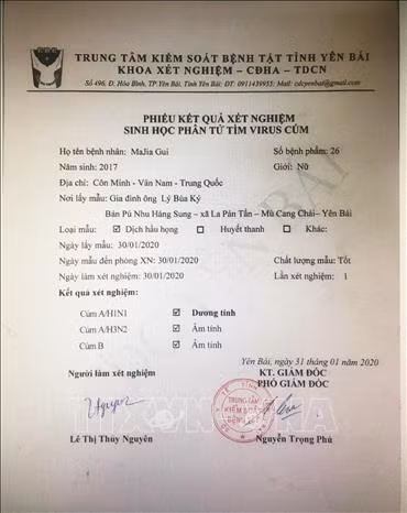 Kết quả xét nghiệm của 1 trong 3 bệnh nhân tại Trung tâm Kiểm soát bệnh tật tỉnh Yên Bái. Cả 3 bệnh nhân đều dương tính với cúm A/H1N1 (là virus gây bệnh cúm mùa thông thường), âm tính với cúm A/H3N2 và cúm B. Ảnh: Đức Tưởng - TTXVN Kết quả xét nghiệm của 1 trong 3 bệnh nhân tại Trung tâm Kiểm soát bệnh tật tỉnh Yên Bái. Cả 3 bệnh nhân đều dương tính với cúm A/H1N1 (là virus gây bệnh cúm mùa thông thường), âm tính với cúm A/H3N2 và cúm B. Ảnh: Đức Tưởng - TTXVN