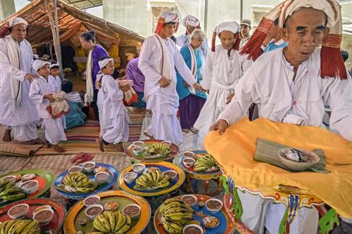 Lễ cuới Chăm Bà ni có 5 đứa trẻ, mặc bộ áo truyền thống màu trắng gọi là “Anak là con” để chứng giám cuộc hôn nhân và mang lễ vật Cô dâu Chú rể với bộ y phục cho lễ cưới toàn màu trắng tiến vào hành lễ trong rạp lễ Bắt đầu lễ các vị tu sĩ làm lễ đốt trầm hương. Sư Cả (Po Gru), đọc kinh Koran xin phép với vị thánh Alla. Những người thân của cô dâu chú rể cầu nguyện thánh Alla ban phước lành cho cô dâu và chú rể Chú rể, cô dâu lần lượt lạy tạ Sư Cả và các giáo sĩ - tục lệ khi lạy tấm khăn trắng trùm dưới 2 chân bằng khăn đội đầu của cô dâu Cô dâu được đưa về phòng the trước để thầy Chang (Po Car) đọc thần chú làm phép dưới đôi gối nằm Thầy Chang đọc thần chú làm phép nhẫn cưới trong lòng bàn tay của cô dâu, rồi đeo nhẫn cho cô dâu sau khi cô dâu trả lời với thầy Chang là đồng ý cuộc hôn nhân Chú rễ ở lại trong rạp lễ Kajang likhah được sư Cả đọc kinh Koran và các giáo sĩ làm phép trao nhẫn cưới Thầy Chang cầm tay chú rể dẫn đến với cô dâu. Hai giáo sĩ đi trước, chú rể đi sau và những em bé “Anak là con” Trong phòng the vị tu sĩ đặt tay chú rể được vào bàn tay cô dâu làm phép rửa tội cầu phúc Người vợ lấy một miếng trầu cau bỏ vào miệng chồng như ý bảo rằng từ nay nàng sẽ lo cho chàng đầy đủ sự ăn uống Trong thời gian 3 ngày đêm đầu vợ chồng phải sinh hoạt ăn uống trong phòng và có người ngồi giám sát Lễ cuới Chăm Bà ni có 5 đứa trẻ, mặc bộ áo truyền thống màu trắng gọi là “Anak là con” để chứng giám cuộc hôn nhân và mang lễ vật Cô dâu Chú rể với bộ y phục cho lễ cưới toàn màu trắng tiến vào hành lễ trong rạp lễ Bắt đầu lễ các vị tu sĩ làm lễ đốt trầm hương. Sư Cả (Po Gru), đọc kinh Koran xin phép với vị thánh Alla. Những người thân của cô dâu chú rể cầu nguyện thánh Alla ban phước lành cho cô dâu và chú rể Chú rể, cô dâu lần lượt lạy tạ Sư Cả và các giáo sĩ - tục lệ khi lạy tấm khăn trắng trùm dưới 2 chân bằng khăn đội đầu của cô dâu Cô dâu được đưa về phòng the trước để thầy Chang (Po Car) đọc thần chú làm phép dưới đôi gối nằm Thầy Chang đọc thần chú làm phép nhẫn cưới trong lòng bàn tay của cô dâu, rồi đeo nhẫn cho cô dâu sau khi cô dâu trả lời với thầy Chang là đồng ý cuộc hôn nhân Chú rễ ở lại trong rạp lễ Kajang likhah được sư Cả đọc kinh Koran và các giáo sĩ làm phép trao nhẫn cưới Thầy Chang cầm tay chú rể dẫn đến với cô dâu. Hai giáo sĩ đi trước, chú rể đi sau và những em bé “Anak là con” Trong phòng the vị tu sĩ đặt tay chú rể được vào bàn tay cô dâu làm phép rửa tội cầu phúc Người vợ lấy một miếng trầu cau bỏ vào miệng chồng như ý bảo rằng từ nay nàng sẽ lo cho chàng đầy đủ sự ăn uống Trong thời gian 3 ngày đêm đầu vợ chồng phải sinh hoạt ăn uống trong phòng và có người ngồi giám sát