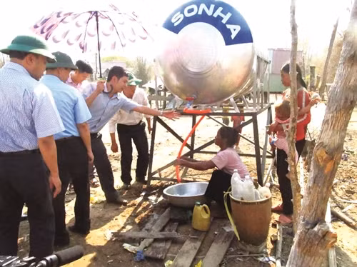 Đồng bào dân tộc ở huyện Chư Sê được hỗ trợ bồn chứa nước Đồng bào dân tộc ở huyện Chư Sê được hỗ trợ bồn chứa nước