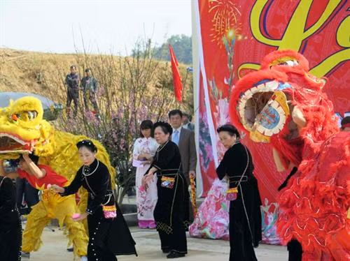 Múa sư tử của đồng bào Tày tại lễ hội Lồng Tồng xã Hải Yến, huyện Cao Lộc (Lạng Sơn). Ảnh: nhandan.com.vn