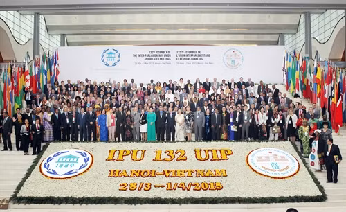 Các đại biểu dự Đại hội đồng Liên minh Nghị viện Thế giới lần thứ 132 (IPU-132) chụp ảnh chung. Ảnh: TTXVN