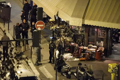 Cảnh sát điều tra tại hiện trường vụ tấn công khủng bố ở một nhà hàng trung tâm Paris ngày 13/11/2015. Ảnh: AFP/ TTXVN