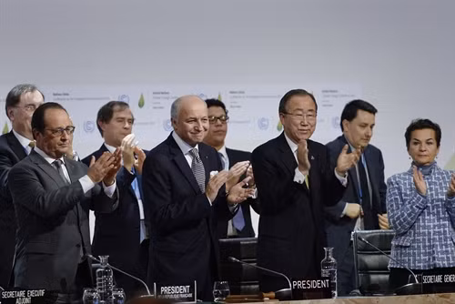 Tổng thống Pháp Francois Hollande, Ngoại trưởng Pháp Laurent Fabius, Tổng thư ký LHQ Ban Ki-moon và Thư ký điều hành Hội nghị COP 21 Christiana Figueres vui mừng khi Thỏa thuận Paris 2015 về chống biến đổi khí hậu được thông qua, tại Le Bourget ngày 12/12. Ảnh: AFP/ TTXVN