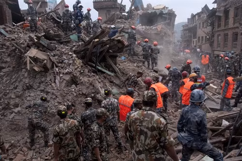 Lực lượng cứu hộ tìm kiếm các nạn nhân sau động đất tại Sankhu, ngoại ô Kathmandu ngày 30/4. Ảnh: THX/ TTXVN
