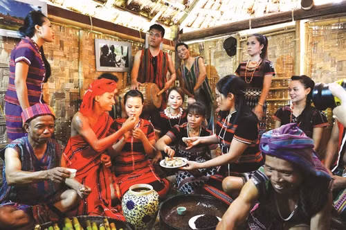 Ăn mừng tại nhà cô dâu