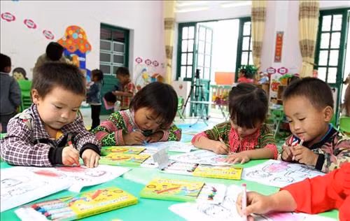 Giờ học vẽ có nhận biết bằng tiếng Việt của trẻ em dân tộc thiểu số. Ảnh : Nguyễn Quốc Khánh - TTXVN Giờ học vẽ có nhận biết bằng tiếng Việt của trẻ em dân tộc thiểu số. Ảnh : Nguyễn Quốc Khánh - TTXVN