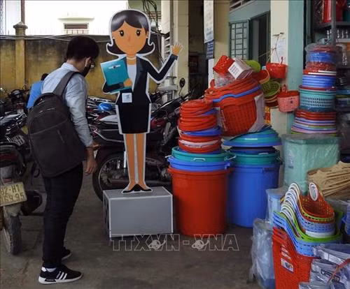 Khi có người đi qua, cô “Nhân viên tự động” nhắc nhở mọi người thực hiện phòng dịch Covid- 19. Ảnh Cao Nguyên - TTXVN
