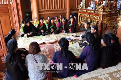 Sinh hoạt Quan họ trong nhà chứa Quan họ tại khu Đương Xá, phường Vạn An, thành phố Bắc Ninh, tỉnh Bắc Ninh. Ảnh: Thanh Thương – TTXVN