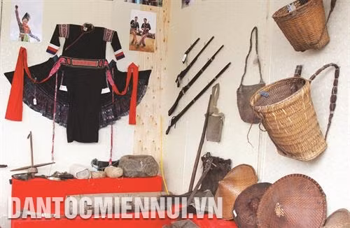 Một góc Không gian trưng bày triển lãm ảnh, hiện vật “Văn hóa dân tộc tỉnh Lai Châu”