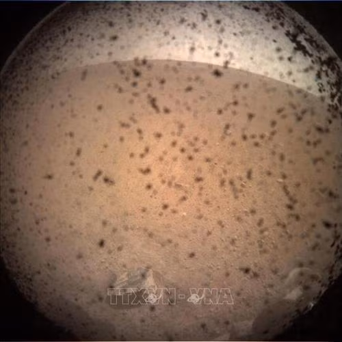 Hình ảnh đầu tiên được gửi về từ thiết bị đổ bộ InSight của NASA sau khi đáp xuống bề mặt Sao Hỏa. Ảnh: AFP/TTXVN Hình ảnh đầu tiên được gửi về từ thiết bị đổ bộ InSight của NASA sau khi đáp xuống bề mặt Sao Hỏa. Ảnh: AFP/TTXVN