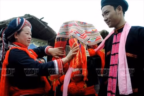 Cô dâu và chú rể được thắt một dải khăn đỏ tượng trưng cho sợi tơ hồng trăm năm bền chặt