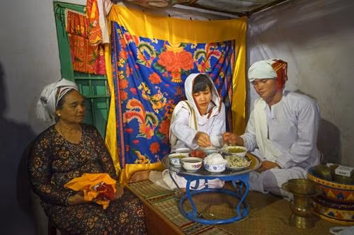 Lễ cuới Chăm Bà ni có 5 đứa trẻ, mặc bộ áo truyền thống màu trắng gọi là “Anak là con” để chứng giám cuộc hôn nhân và mang lễ vật Cô dâu Chú rể với bộ y phục cho lễ cưới toàn màu trắng tiến vào hành lễ trong rạp lễ Bắt đầu lễ các vị tu sĩ làm lễ đốt trầm hương. Sư Cả (Po Gru), đọc kinh Koran xin phép với vị thánh Alla. Những người thân của cô dâu chú rể cầu nguyện thánh Alla ban phước lành cho cô dâu và chú rể Chú rể, cô dâu lần lượt lạy tạ Sư Cả và các giáo sĩ - tục lệ khi lạy tấm khăn trắng trùm dưới 2 chân bằng khăn đội đầu của cô dâu Cô dâu được đưa về phòng the trước để thầy Chang (Po Car) đọc thần chú làm phép dưới đôi gối nằm Thầy Chang đọc thần chú làm phép nhẫn cưới trong lòng bàn tay của cô dâu, rồi đeo nhẫn cho cô dâu sau khi cô dâu trả lời với thầy Chang là đồng ý cuộc hôn nhân Chú rễ ở lại trong rạp lễ Kajang likhah được sư Cả đọc kinh Koran và các giáo sĩ làm phép trao nhẫn cưới Thầy Chang cầm tay chú rể dẫn đến với cô dâu. Hai giáo sĩ đi trước, chú rể đi sau và những em bé “Anak là con” Trong phòng the vị tu sĩ đặt tay chú rể được vào bàn tay cô dâu làm phép rửa tội cầu phúc Người vợ lấy một miếng trầu cau bỏ vào miệng chồng như ý bảo rằng từ nay nàng sẽ lo cho chàng đầy đủ sự ăn uống Trong thời gian 3 ngày đêm đầu vợ chồng phải sinh hoạt ăn uống trong phòng và có người ngồi giám sát Lễ cuới Chăm Bà ni có 5 đứa trẻ, mặc bộ áo truyền thống màu trắng gọi là “Anak là con” để chứng giám cuộc hôn nhân và mang lễ vật Cô dâu Chú rể với bộ y phục cho lễ cưới toàn màu trắng tiến vào hành lễ trong rạp lễ Bắt đầu lễ các vị tu sĩ làm lễ đốt trầm hương. Sư Cả (Po Gru), đọc kinh Koran xin phép với vị thánh Alla. Những người thân của cô dâu chú rể cầu nguyện thánh Alla ban phước lành cho cô dâu và chú rể Chú rể, cô dâu lần lượt lạy tạ Sư Cả và các giáo sĩ - tục lệ khi lạy tấm khăn trắng trùm dưới 2 chân bằng khăn đội đầu của cô dâu Cô dâu được đưa về phòng the trước để thầy Chang (Po Car) đọc thần chú làm phép dưới đôi gối nằm Thầy Chang đọc thần chú làm phép nhẫn cưới trong lòng bàn tay của cô dâu, rồi đeo nhẫn cho cô dâu sau khi cô dâu trả lời với thầy Chang là đồng ý cuộc hôn nhân Chú rễ ở lại trong rạp lễ Kajang likhah được sư Cả đọc kinh Koran và các giáo sĩ làm phép trao nhẫn cưới Thầy Chang cầm tay chú rể dẫn đến với cô dâu. Hai giáo sĩ đi trước, chú rể đi sau và những em bé “Anak là con” Trong phòng the vị tu sĩ đặt tay chú rể được vào bàn tay cô dâu làm phép rửa tội cầu phúc Người vợ lấy một miếng trầu cau bỏ vào miệng chồng như ý bảo rằng từ nay nàng sẽ lo cho chàng đầy đủ sự ăn uống Trong thời gian 3 ngày đêm đầu vợ chồng phải sinh hoạt ăn uống trong phòng và có người ngồi giám sát
