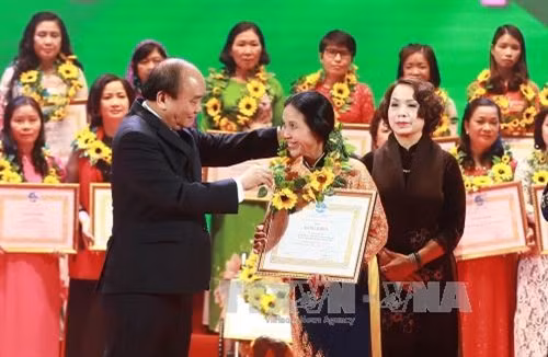 Thủ tướng Nguyễn Xuân Phúc trao tặng Bằng khen của Hội LHPN Việt Nam cho các phụ nữ điển hình tiên tiến. Ảnh: TTXVN Thủ tướng Nguyễn Xuân Phúc trao tặng Bằng khen của Hội LHPN Việt Nam cho các phụ nữ điển hình tiên tiến. Ảnh: TTXVN