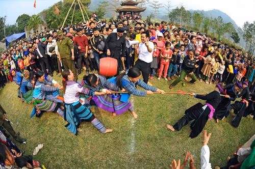 Kéo co ngồi là một trò trình diễn nghi lễ trong hội làng tại đền Quán Thánh, phường Thạch Bàn, quận Long Biên, thành phố Hà Nội Chạy thi lấy nước nấu cơm cùng với chạy cờ, kéo mỏ và vật thờ là 4 trò trình diễn luôn được thực hành mang tính nghi lễ trong hội đền Vua Bà ở Sóc Sơn. Một trận đấu kéo mỏ rất quyết liệt với sự chứng kiến của đông đảo khán giả Kéo song là món ăn tinh thần không thể thiếu của người dân 3 làng Hương Canh, Ngọc Canh và Tiên Canh tỉnh Vĩnh Phúc mỗi khi xuân về. Chân dung các song thủ trong một trận kéo song, họ luôn cống hiến hết sức vì màu cờ sắc áo. Các song thủ đứng hàng đầu ở các đội thường có sức khỏe rất tốt, đạp chân vào cột để giữ thăng bằng và để tăng thêm lực Sợi song bị ghìm, bị kéo qua kéo lại sát lỗ cột đến mức nóng bỏng bốc khói. Do bàn tay bàn chân luôn va chạm vào cột và sợi dây song nên thương tích là điều không tránh khỏi Trận đấu đầy kịch tính diễn ra tại huyện Bắc Hà tỉnh Lào Cai của 2 đội nữ người dân tộc Tày và dân tộc Dao. Các bé thiếu nhi luôn nhiệt tình và rất hứng khởi với trò chơi kéo co ở tỉnh Phú Thọ. Các đồng chí bộ đội tỉnh Đắk Lắk đang tung hết sức mình cùng với bà con trong trận chung kết kéo co Niềm vui của đội kéo co Mạn Đường khi chiến thắng
