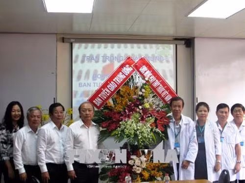 Đồng chí Võ Văn Phuông, Ủy viên Trung ương Đảng, Phó Trưởng ban Thường trực Ban Tuyên giáo Trung ương chúc mừng lãnh đạo Bệnh viện Nhiệt đới Thành phố Hồ Chí Minh. Ảnh: Anh Tuấn -TTXVN.