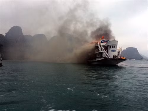 Hiện trường vụ cháy tàu du lịch ở vịnh Hạ Long. Ảnh: Văn Đức- TTXVN Hiện trường vụ cháy tàu du lịch ở vịnh Hạ Long. Ảnh: Văn Đức- TTXVN