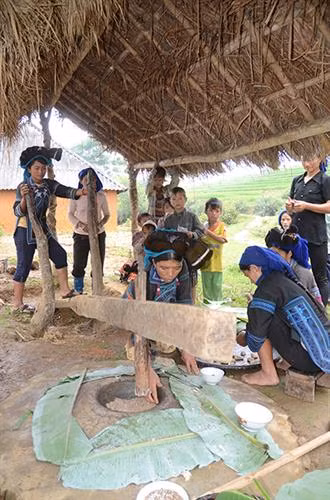 Để chuẩn bị lễ cúng, phụ nữ trong xã cùng nhau làm bánh giày theo cách truyền thống.